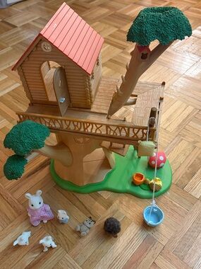 Calico Critters Treehouse Playset + SIX Critters & Misc Accessories